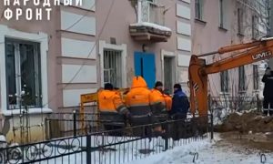 В Твери непризнанный аварийным дом может рухнуть из-за раскопок