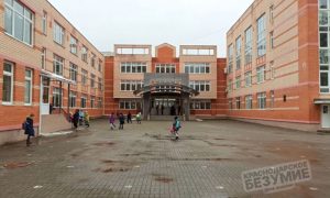 В Краснодаре во время уроков 12-летняя школьница выпала из окна
