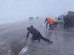 Ураганный ветер сдувает водителей, застрявших на закрытой трассе в Омской области