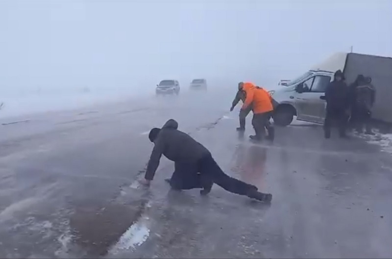 Ураганный ветер сдувает водителей, застрявших на закрытой трассе в Омской области 