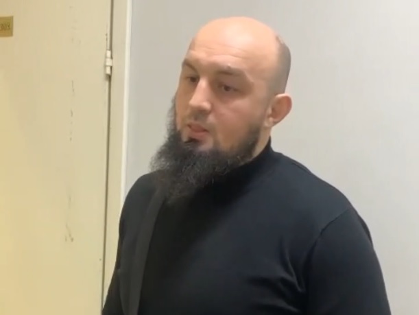 Заковали в кандалы: кавказец, называвший себя «хозяином», задержан за избиение жителя Петербурга 