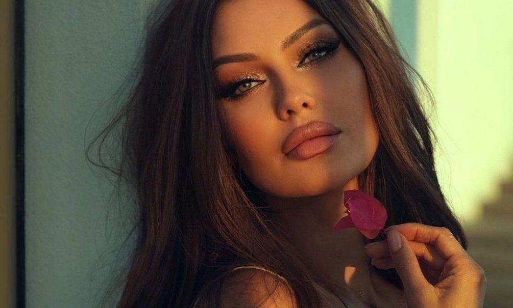 «Нужно знать, через какой забор писать письмо»: Боня рассказала, как попадает  на Каннский фестиваль 