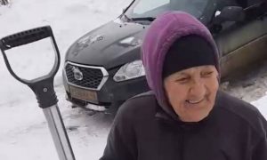Вот так бабушка: 93-летняя жительница Задонска очищает дороги от снега, чтобы людям удобно было
