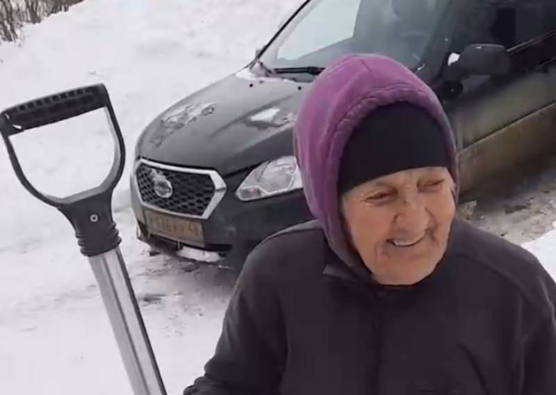 Вот так бабушка: 93-летняя жительница Задонска очищает дороги от снега, чтобы людям удобно было 