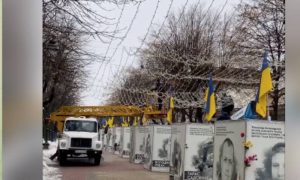 Цинизм зашкаливает: украинские коммунальщики украсили новогодними гирляндами портреты убитых боевиков