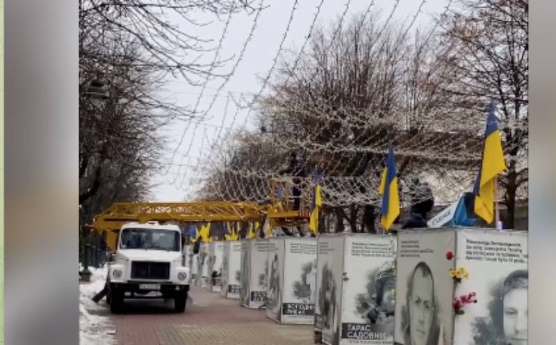 Цинизм зашкаливает: украинские коммунальщики украсили новогодними гирляндами портреты убитых боевиков 