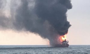 В Красном море горит химический танкер после попадания ракеты