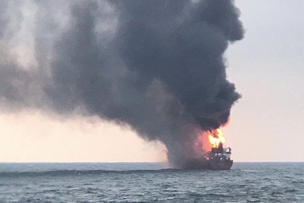 В Красном море горит химический танкер после попадания ракеты 