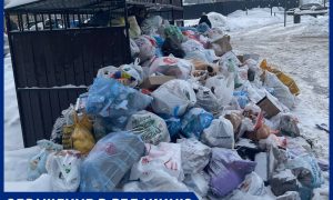 В Подмосковье двор под управлением УК «Самолет» утопает в снегу и мусоре