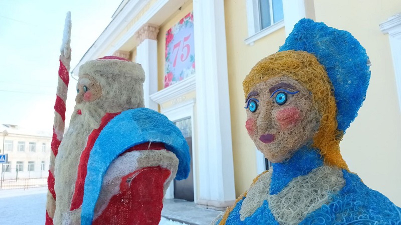 «Белые ходоки»: жители Приморья шокированы фигурами Деда Мороза и Снегурочки 