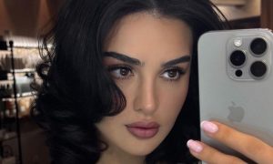 «Скоро можно косу заплетать»: блогершу Дину Саеву высмеяли за новый образ