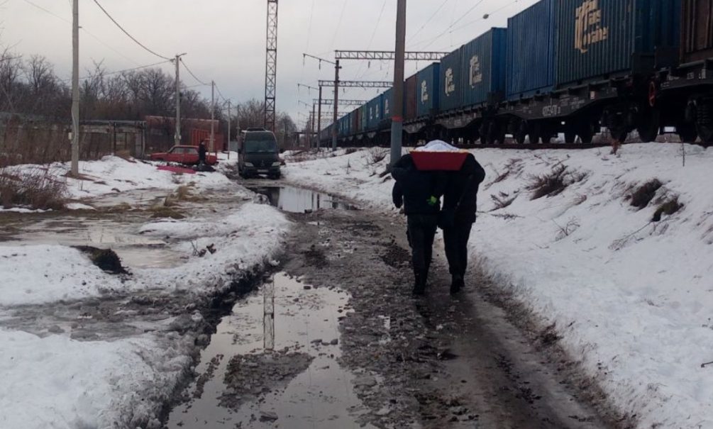 Новогоднего чуда не случилось: гроб с покойником пришлось нести на руках 