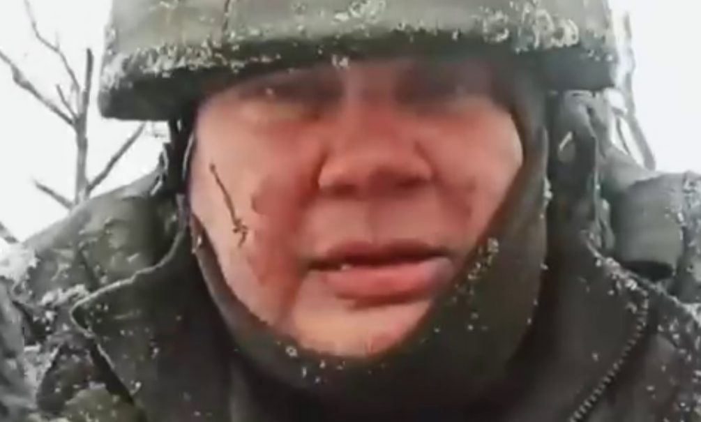 «Когда-нибудь, когда устанет зло»: раненый российский боец трогательно прочитал стих под огнем «Когда-нибудь, когда устанет зло»: раненый российский боец трогательно прочитал стих под огнем