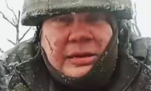 «Когда-нибудь, когда устанет зло»: раненый российский боец трогательно прочитал стих под огнем