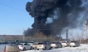 Мощный пожар охватил завод в Шахтах Ростовской области