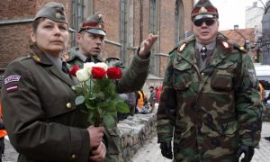 Власти Латвии могут депортировать вдвое больше русских, чем планировали