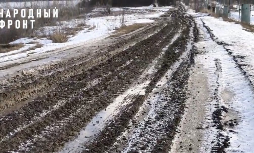 В Воронежской области люди оказались отрезанными от цивилизации из-за размытой дороги 