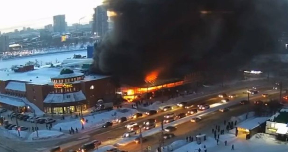 В Челябинске загорелся рынок рядом с ТРК «Европа-Азия» 
