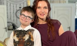 «Граничит с извращением»: Эвелина Бледанс шокировала россиян видео, на котором целует особенного сына в губы