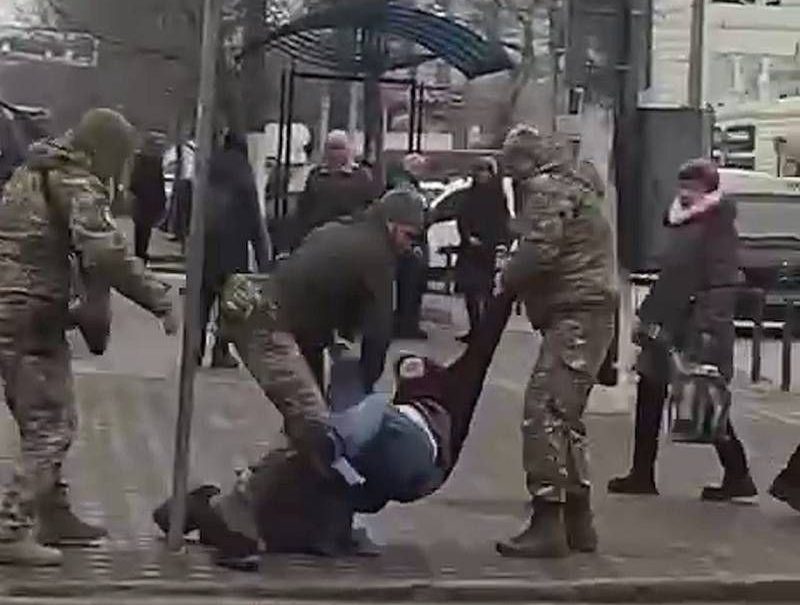 «Прострели колено»: давший украинским военкомам совет по «Прострели колено»: давший украинским военкомам совет по