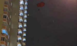 Мужчина прыгнул с парашютом с многоэтажки в Подмосковье