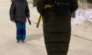 В Екатеринбурге мать заставила сына в одних носках выгуливать собаку в мороз