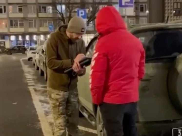 У них руки длинные: видео вручающего повестки в Варшаве военкома переполошило всех украинских беженцев 