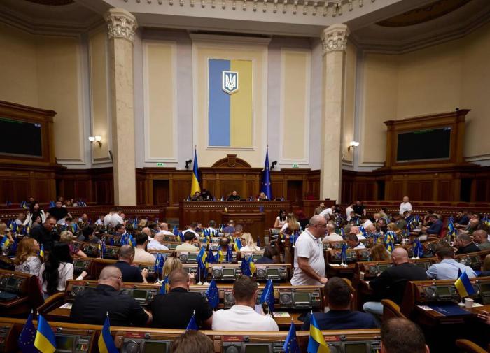 На низком старте: политическая элита Украины распродает имущество, готовясь к побегу 