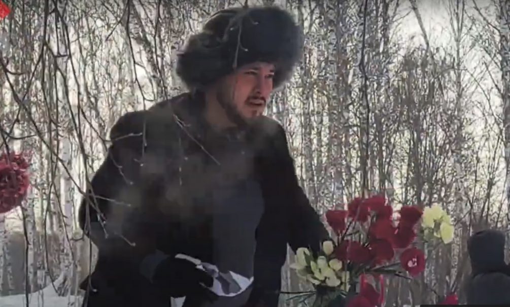 В Челябинске мужчина разгромил мемориал Навальному* и выбросил цветы в мусорку 