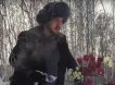 В Челябинске мужчина разгромил мемориал Навальному* и выбросил цветы в мусорку
