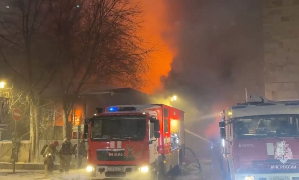 Локализован крупный пожар около мэрии Москвы и Кремля 