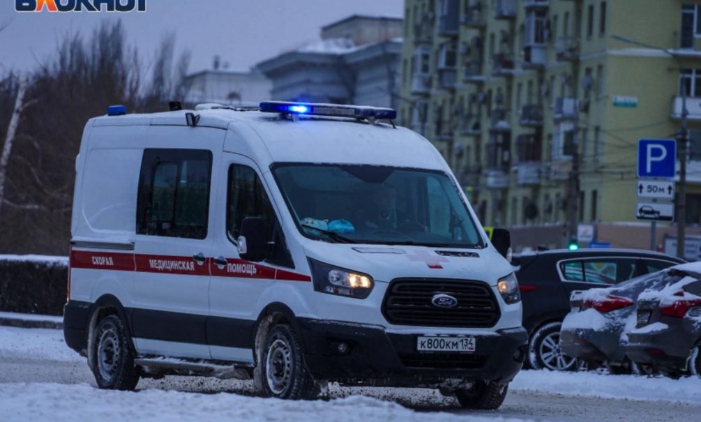 В Волгограде неадекват избил двоих мужчин, после чего напал на скорую, приехавшую им на помощь 