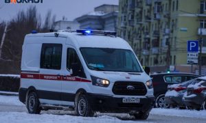 В Волгограде неадекват избил двоих мужчин, после чего напал на скорую, приехавшую им на помощь