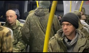 «Мам, пап, не волнуйтесь, еду домой»: появилось видео с военными, вернувшимися из украинского плена
