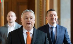 «Грызуны» виноваты: Виктор Орбан отказался вставать на минуте молчания в честь Навального*