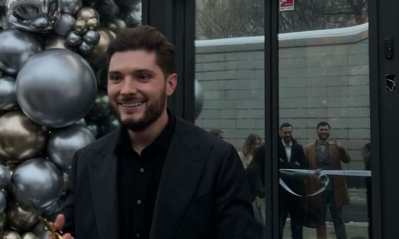 Бутерброды с красной икрой после анализов и врач-ментор у каждого пациента: Олег Абакумов открыл клинику в центре Москвы Бутерброды с красной икрой после анализов и врач-ментор у каждого пациента: Олег Абакумов открыл клинику в центре Москвы