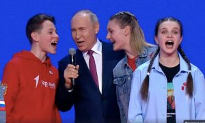 А он может и так: Путин вместе с детьми спел а капелла