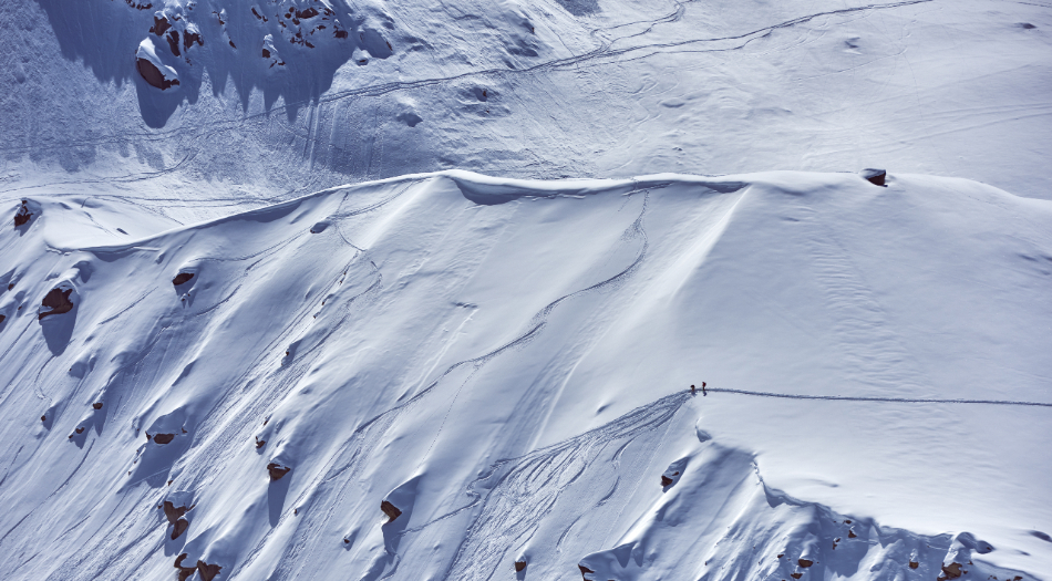 Снежная лавина сошла на туристов на горнолыжном курорте в Сочи 