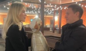 Блондинка из Москвы представила оригинальный способ знакомства с мужчинами