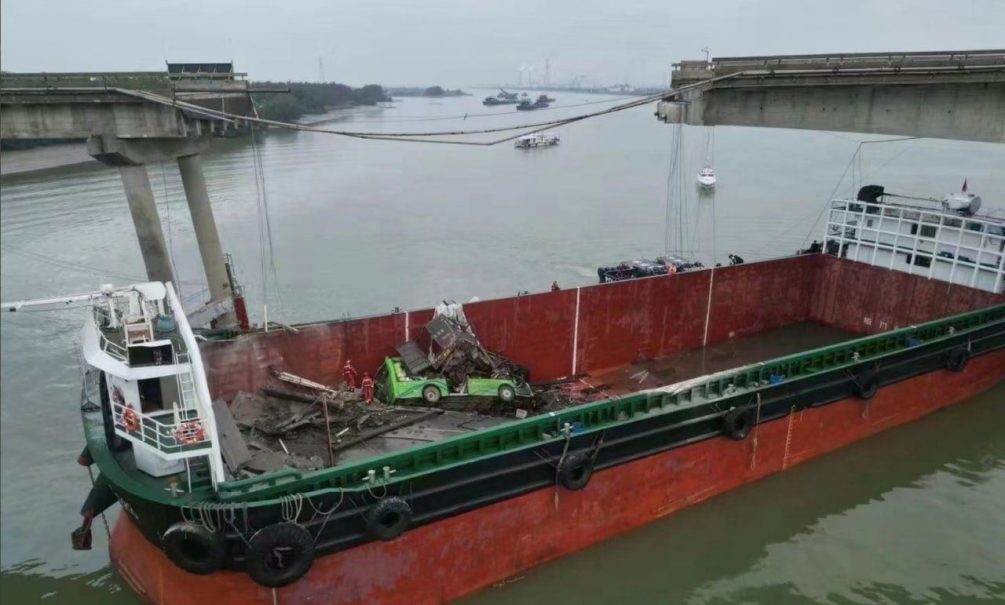 Грузовое судно снесло пролет моста в китайском Гуанчжоу 