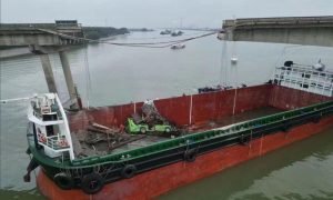 Грузовое судно снесло пролет моста в китайском Гуанчжоу