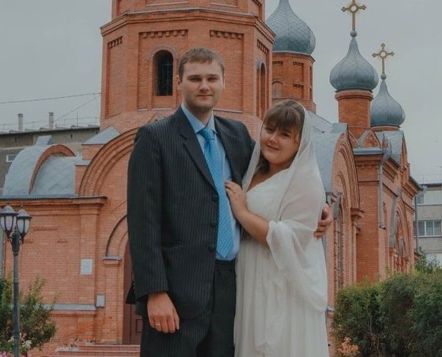 Учительницу из Новосибирской области затравили из-за фотографии на фоне церкви 