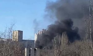 Мощный пожар охватил строительную базу в Волгограде