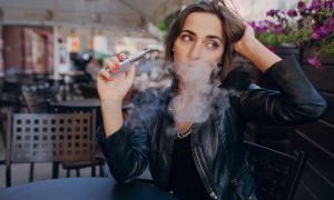 Те, кто курит вейп, чаще остальных впадают в депрессию и заканчивают жизнь суицидом: в зоне особого риска – представительницы прекрасного пола