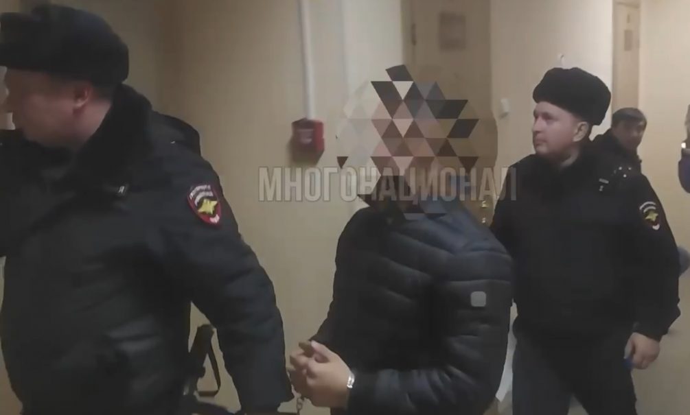 «Заковали в кандалы»: суд арестовал детей мигрантов, до смерти избивших петербуржца 