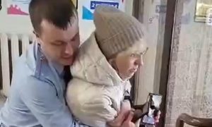 В Екатеринбурге женщина-профессор пришла на выборы с зеленкой, чтобы вернуть 15 млн рублей