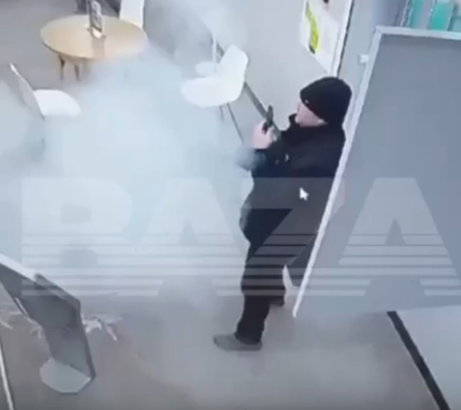 Мошенники заставили мужчину запустить фейерверк в отделении Сбера в Новосибирске 