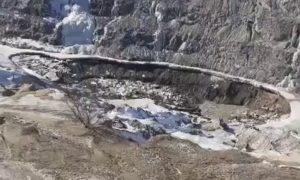 Появилось видео с места провала озера в рудник «Пионер» в Амурской области