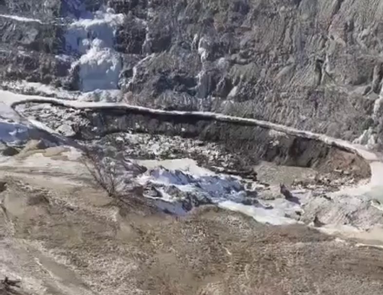 Появилось видео с места провала озера в рудник «Пионер» в Амурской области 