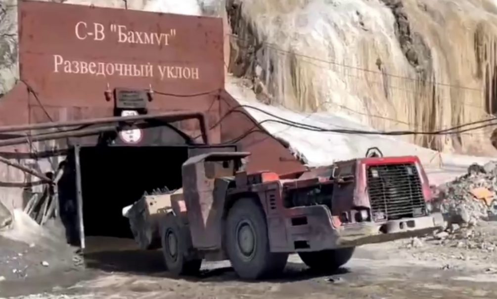 Четвертые сутки продолжается спасение горняков на руднике в Амурской области 